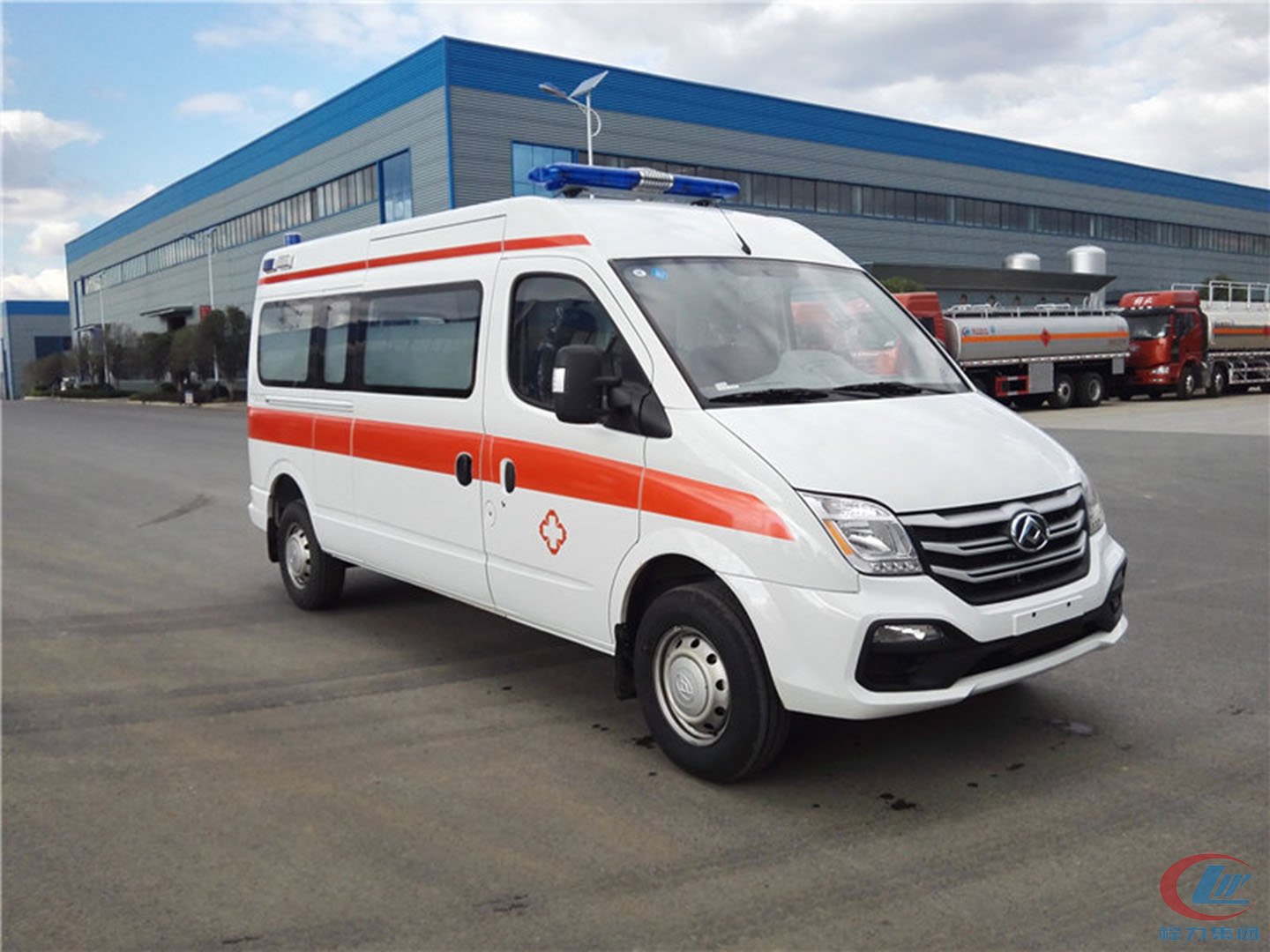 國六大通V80長軸中頂轉(zhuǎn)運型救護(hù)車