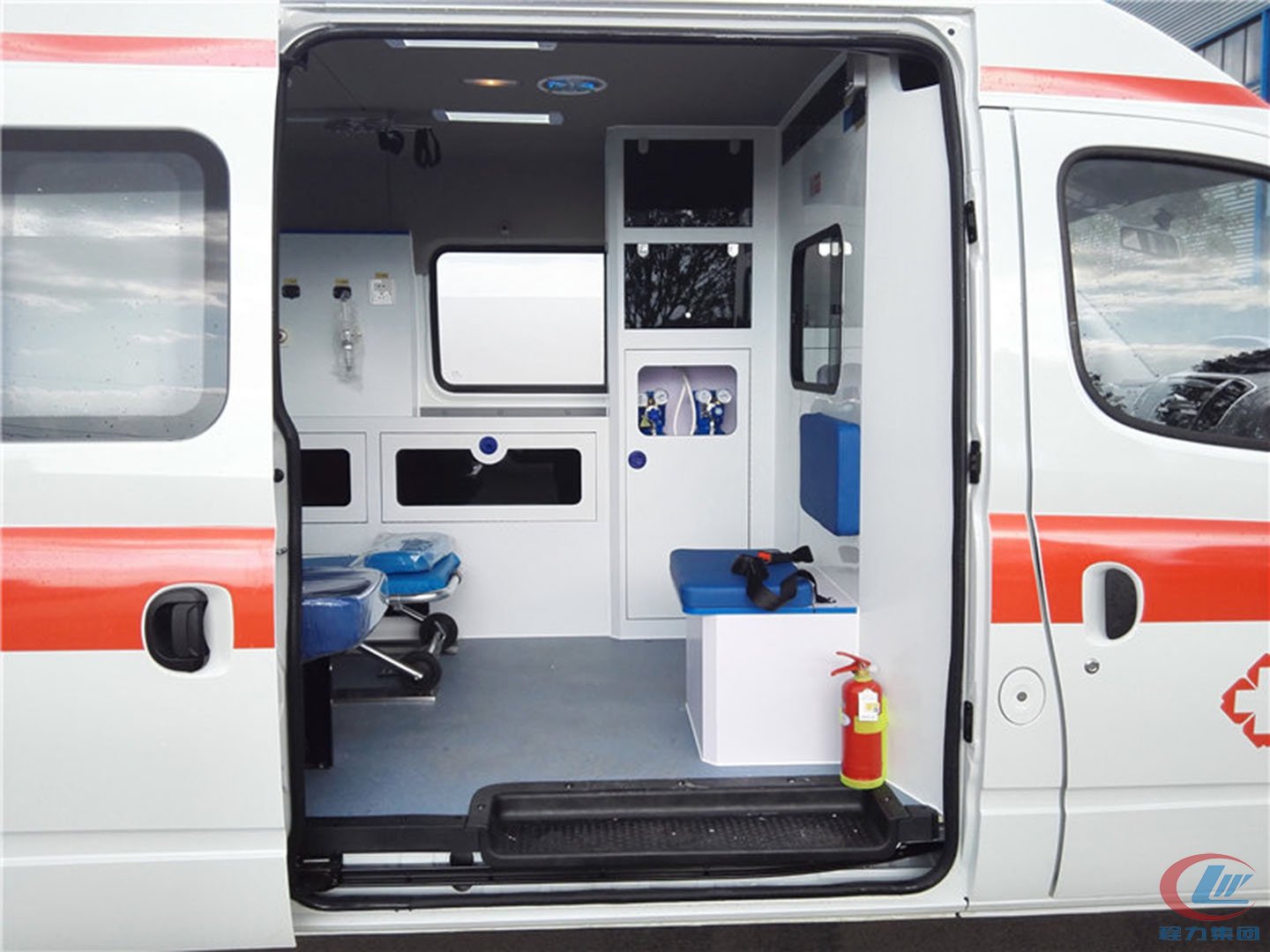 國六大通V80長軸中頂轉(zhuǎn)運型救護(hù)車