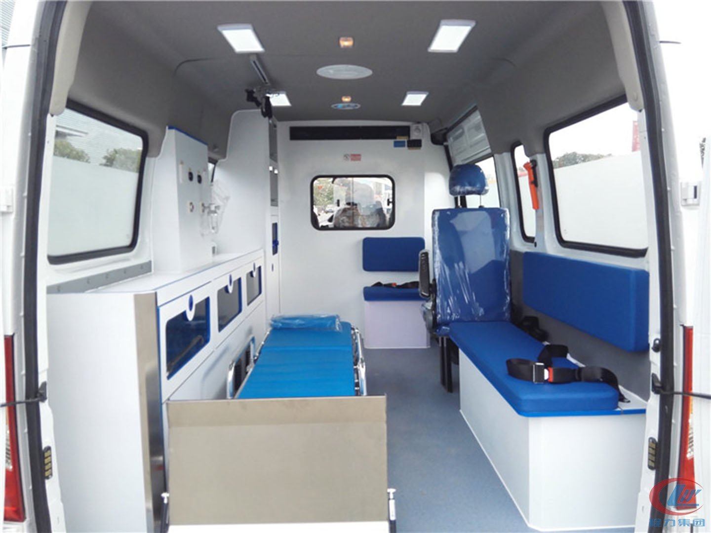 國六大通V80長軸中頂轉(zhuǎn)運型救護(hù)車