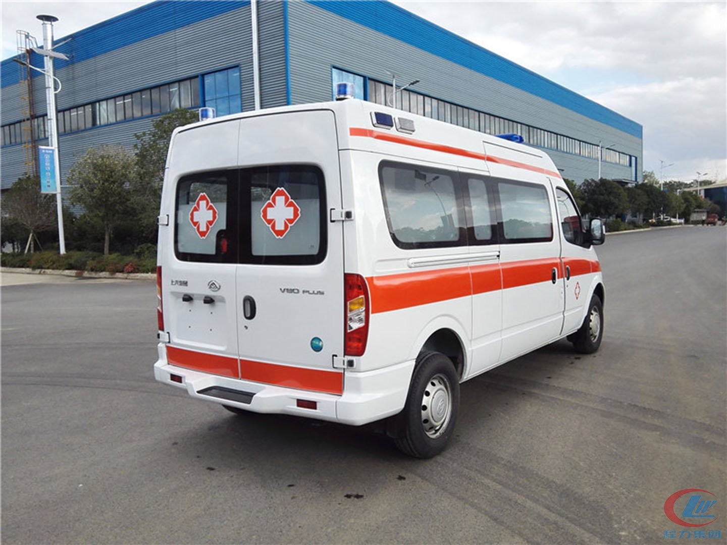 國六大通V80長軸中頂轉(zhuǎn)運型救護(hù)車