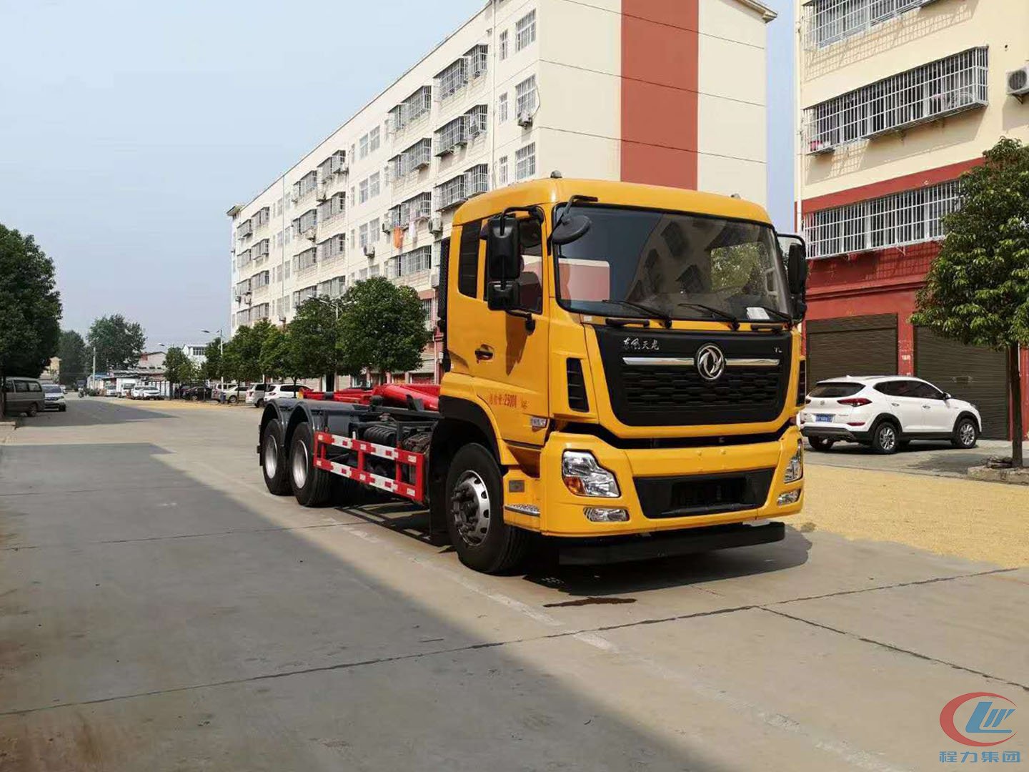 東風(fēng)天龍25噸國(guó)六鉤臂式垃圾車(chē)