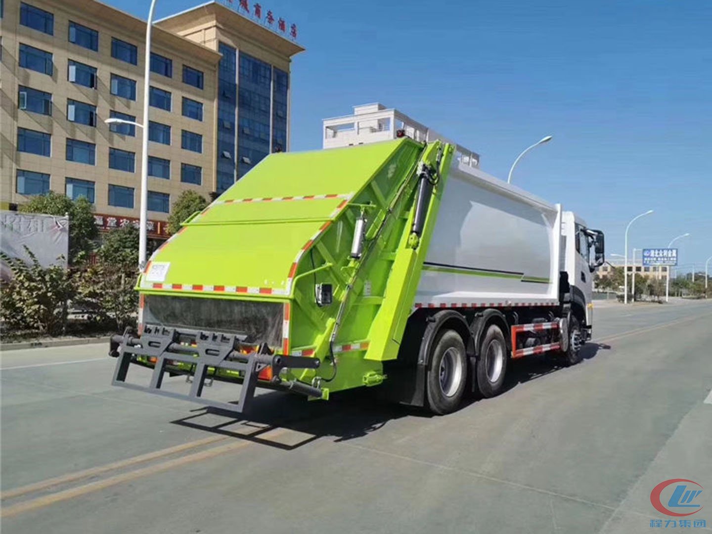 國六東風天龍后雙橋18方壓縮垃圾車圖片