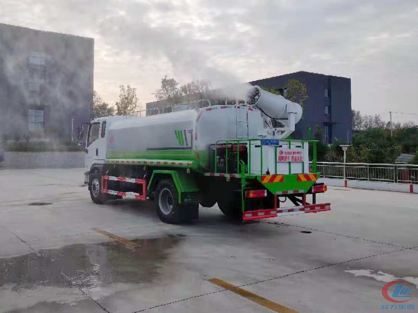 國(guó)六陜汽軒德綠化噴灑車