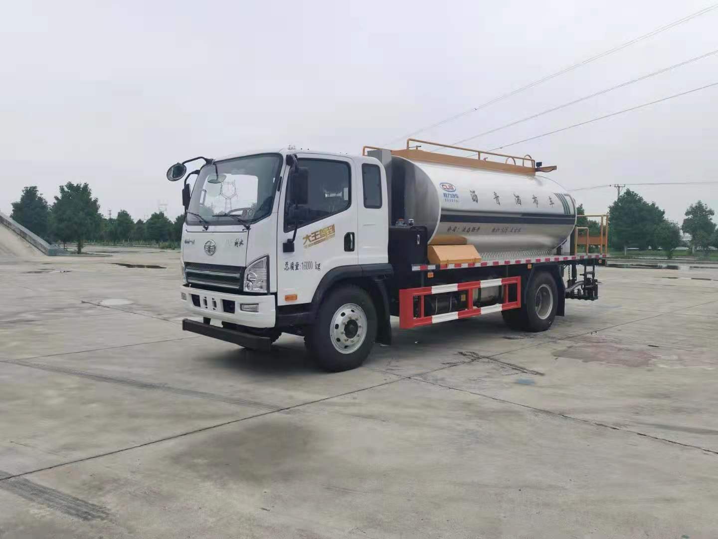 國(guó)六解放9.3立方智能型瀝青灑布車