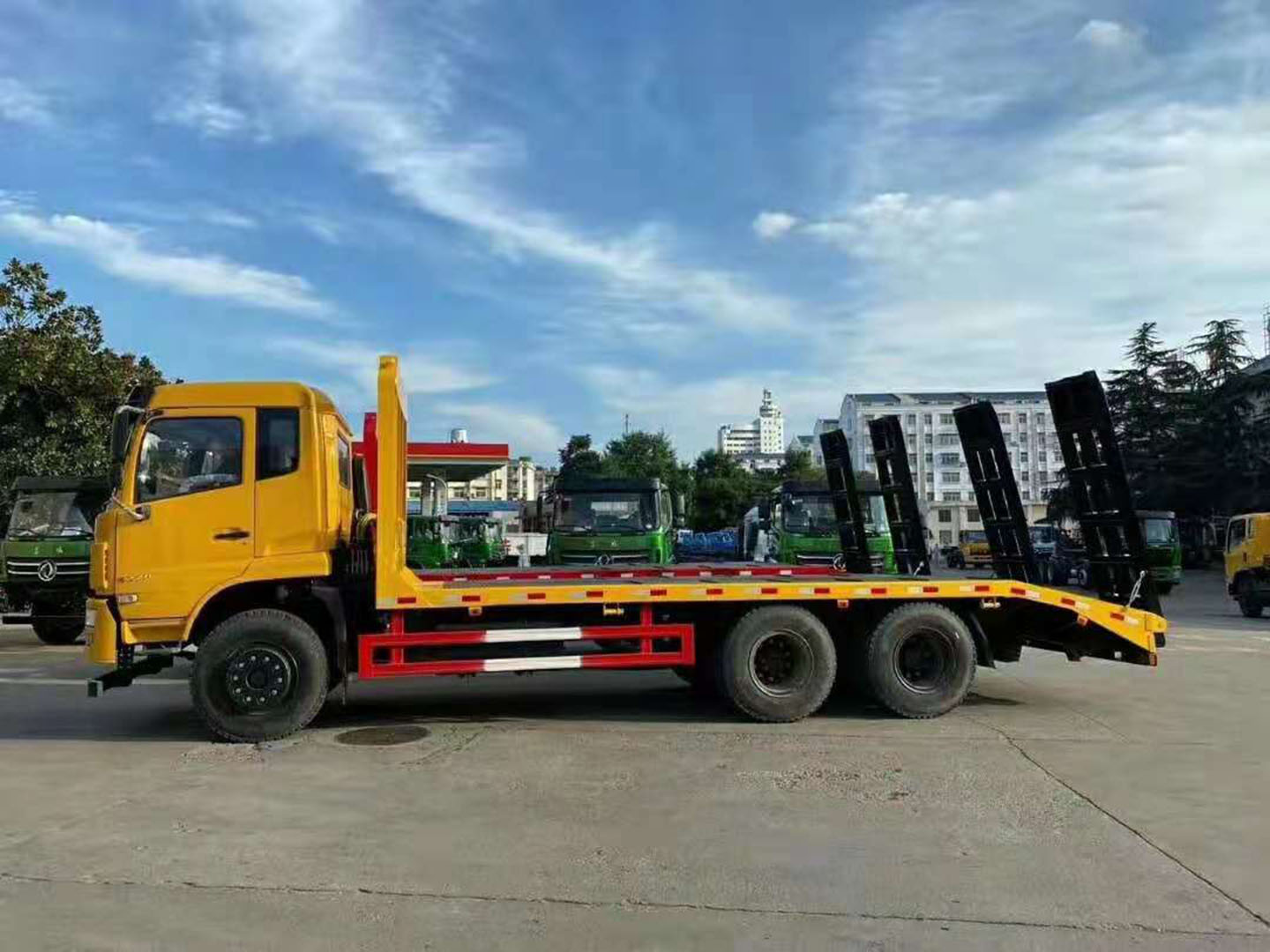 國六東風D17-H后八輪平板車圖片