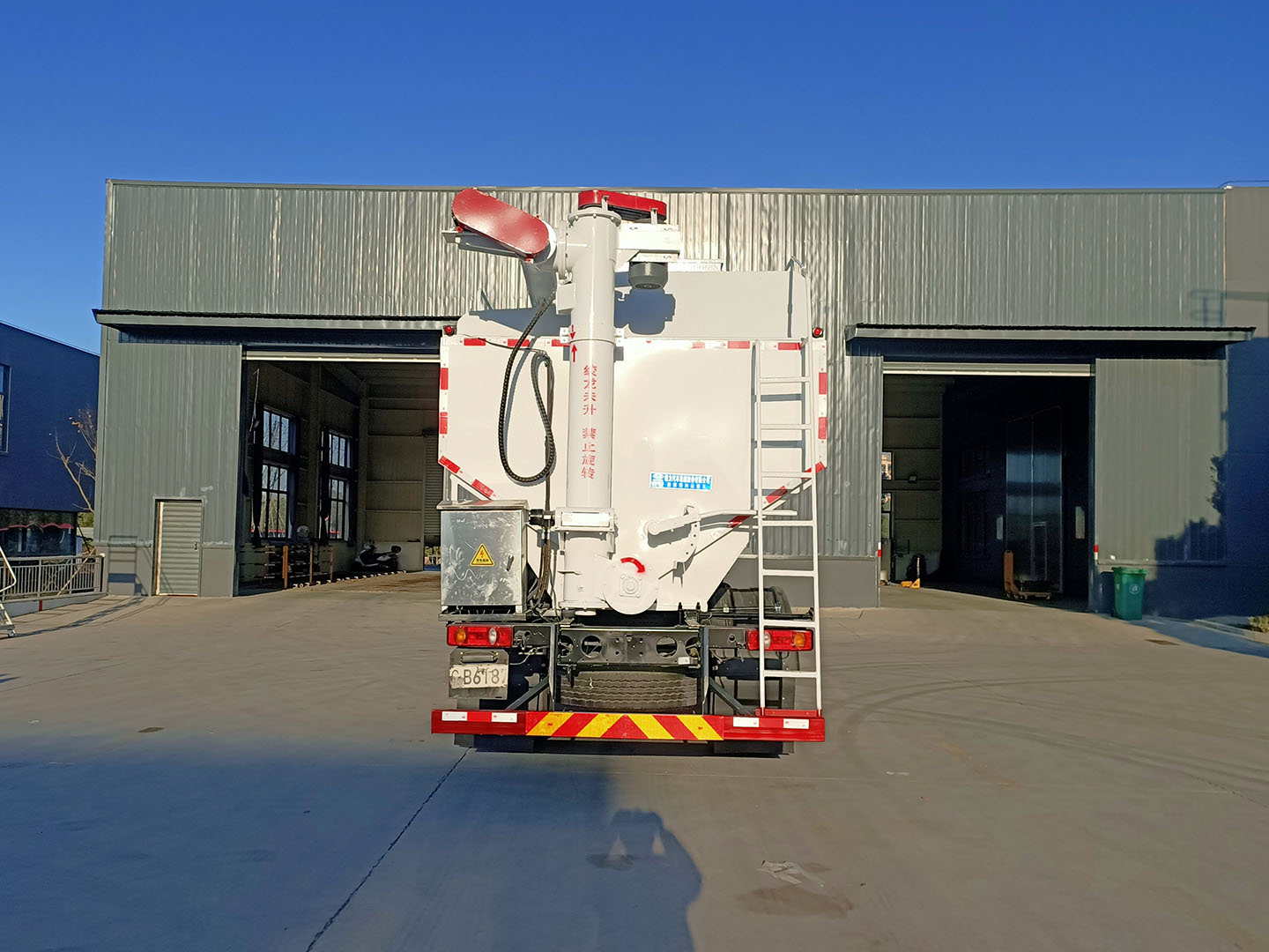 國(guó)六東風(fēng)專底D3單橋散裝飼料車