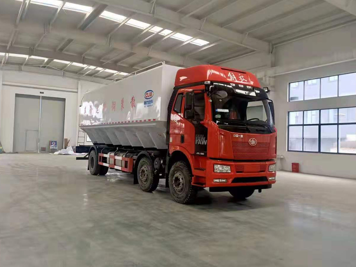 國六解放J6小三軸散裝飼料運輸車