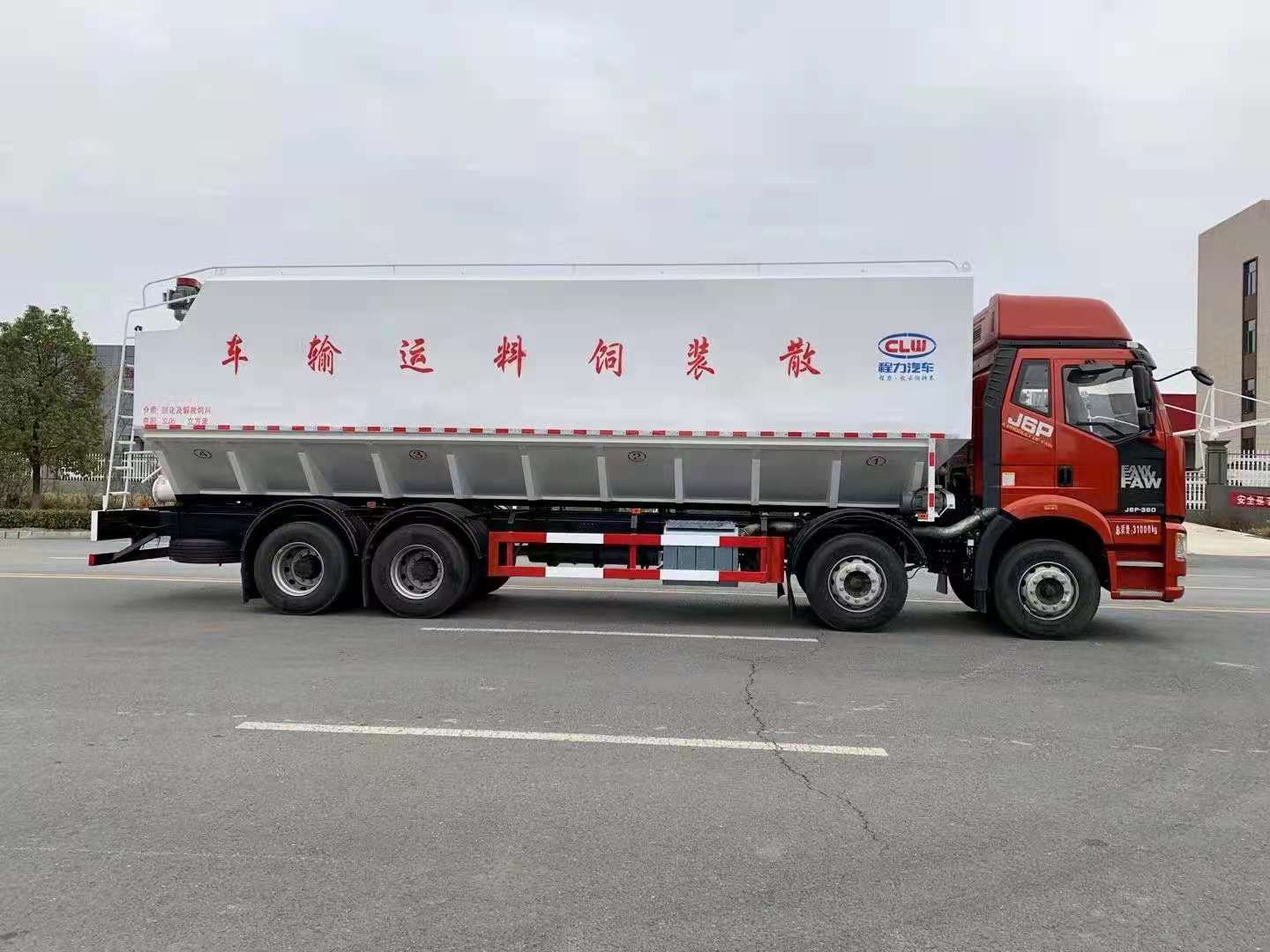 國六解放J6前四后八散裝飼料運輸車