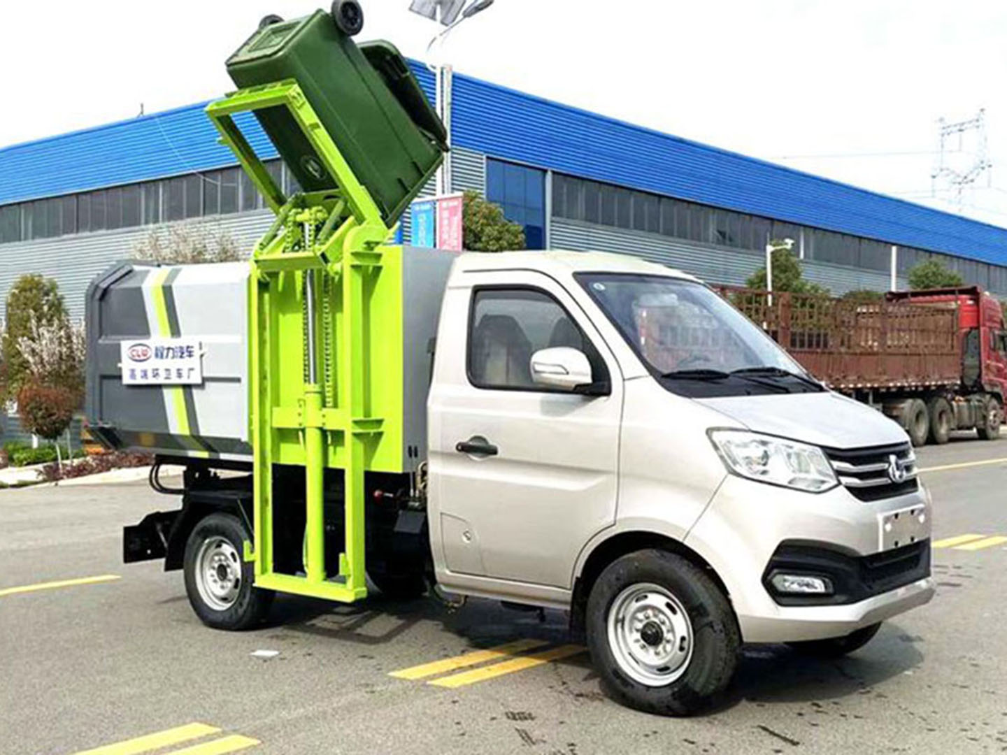 國(guó)六長(zhǎng)安高端環(huán)衛(wèi)掛桶垃圾車