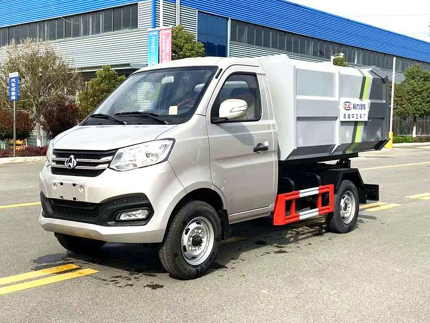 國(guó)六長(zhǎng)安高端環(huán)衛(wèi)掛桶垃圾車