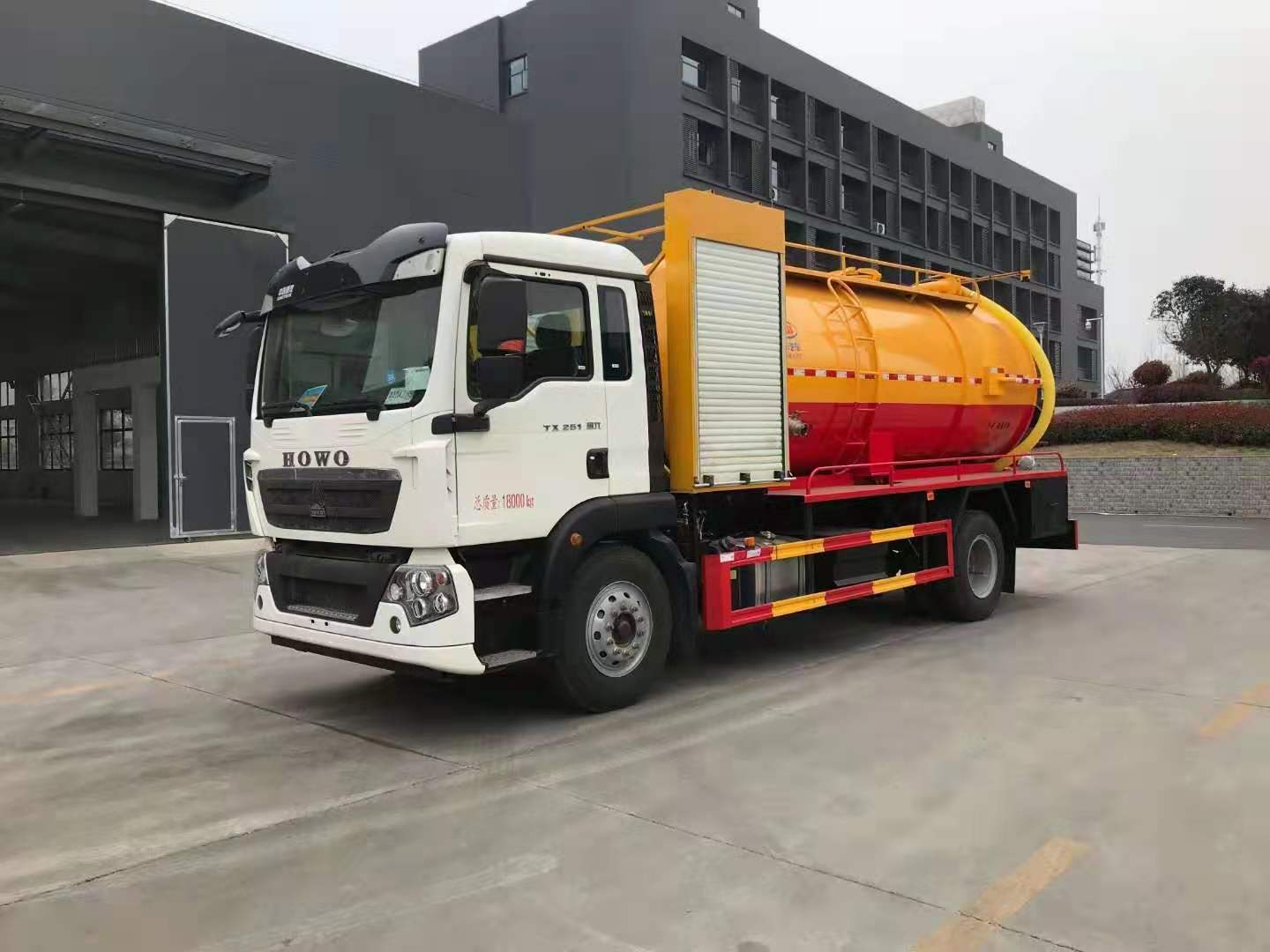 國(guó)六重汽豪沃清洗吸污車