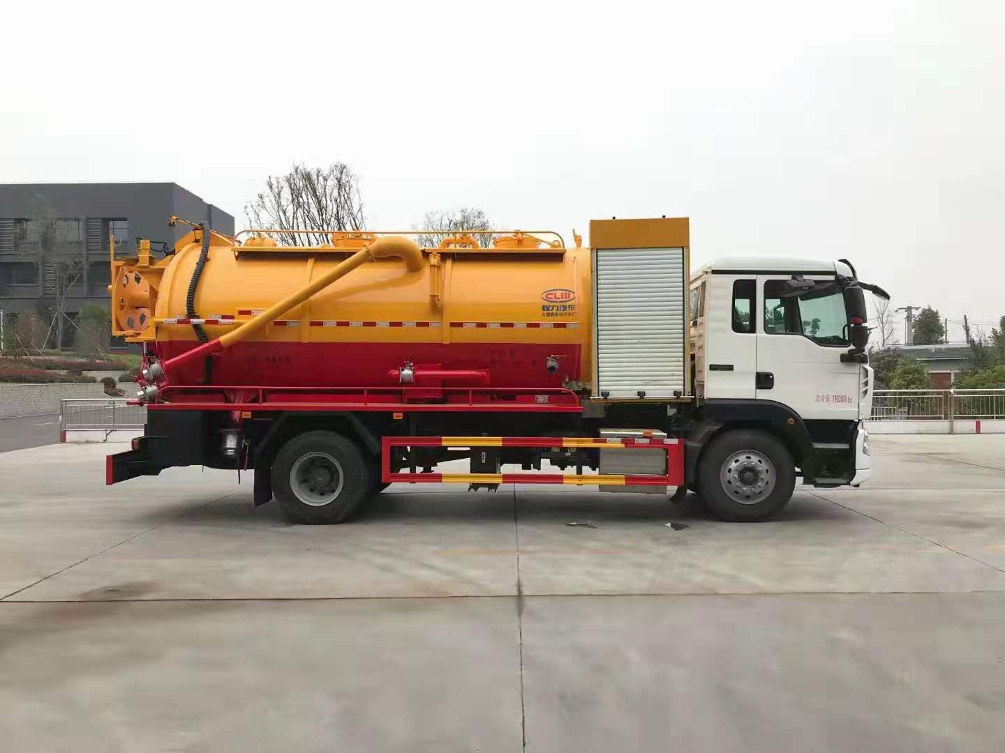 國(guó)六重汽豪沃清洗吸污車