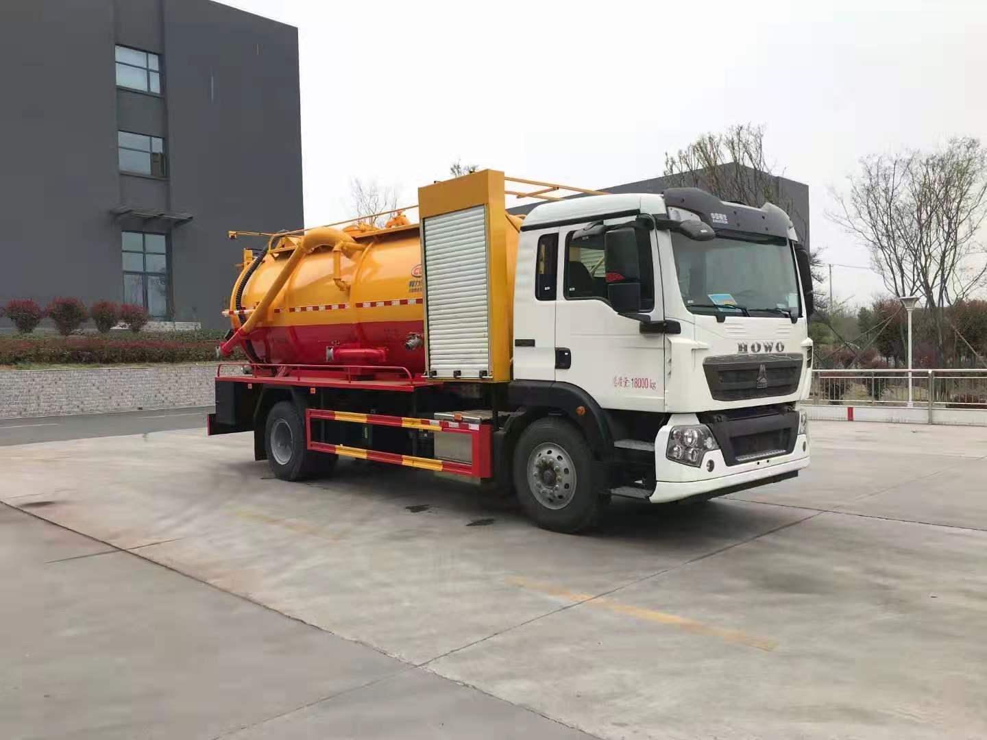 國(guó)六重汽豪沃清洗吸污車