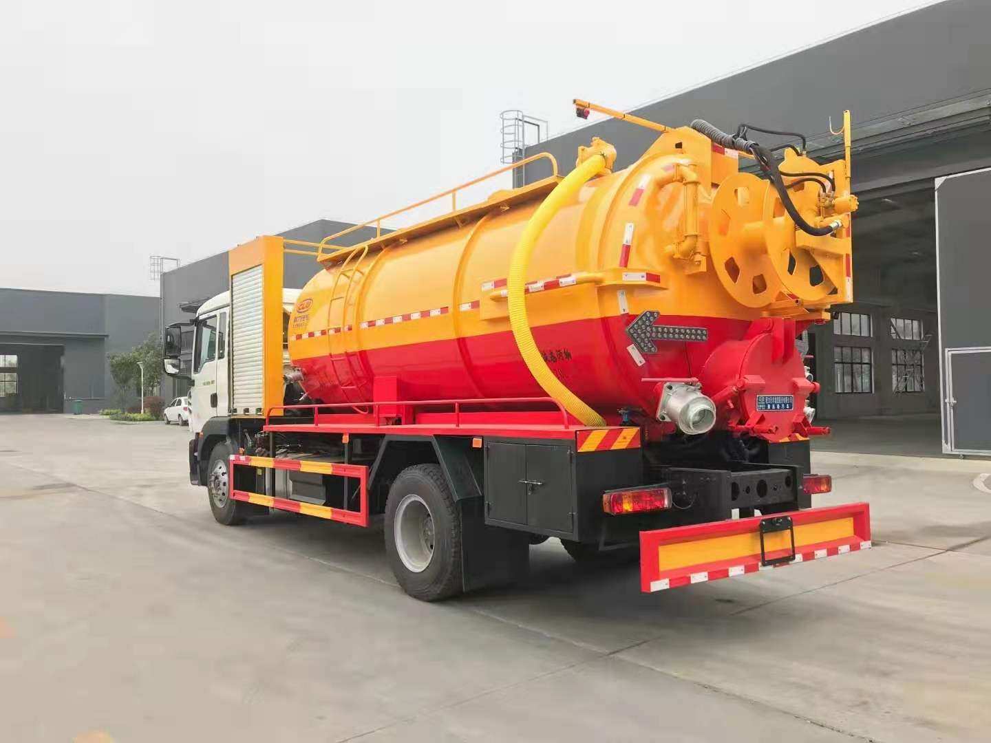 國(guó)六重汽豪沃清洗吸污車