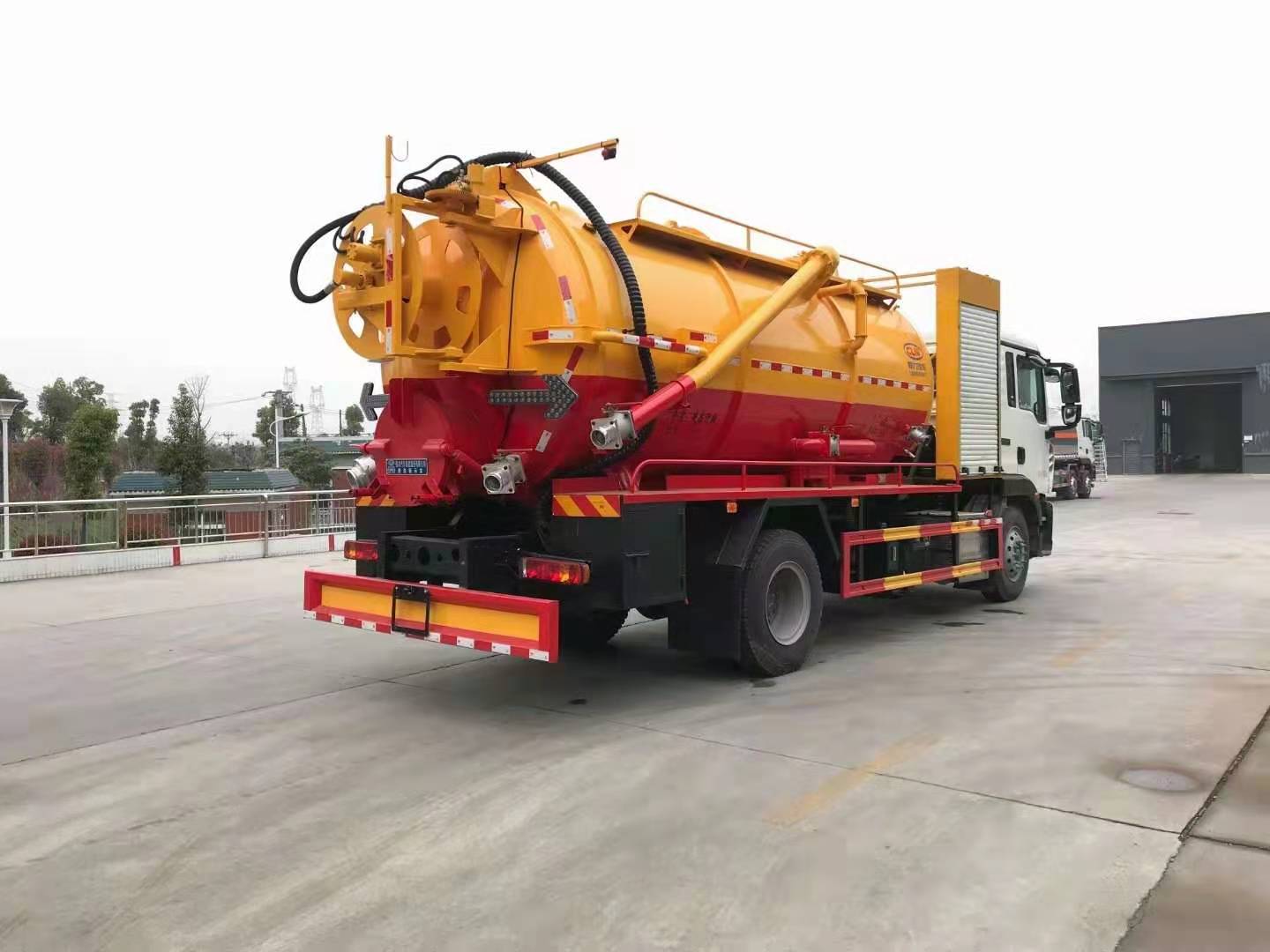 國(guó)六重汽豪沃清洗吸污車