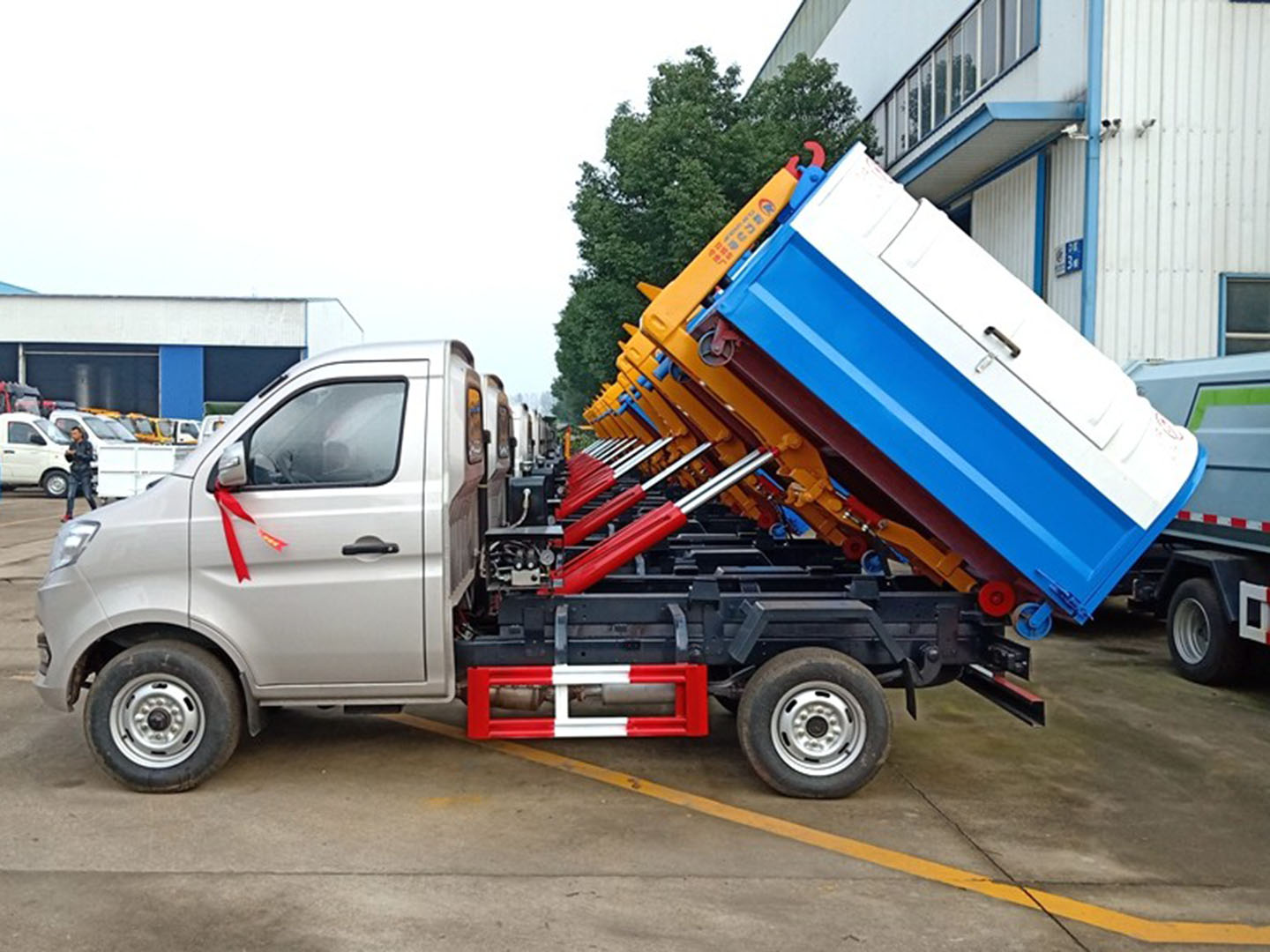 程力集團國六長安勾臂垃圾車批量發車