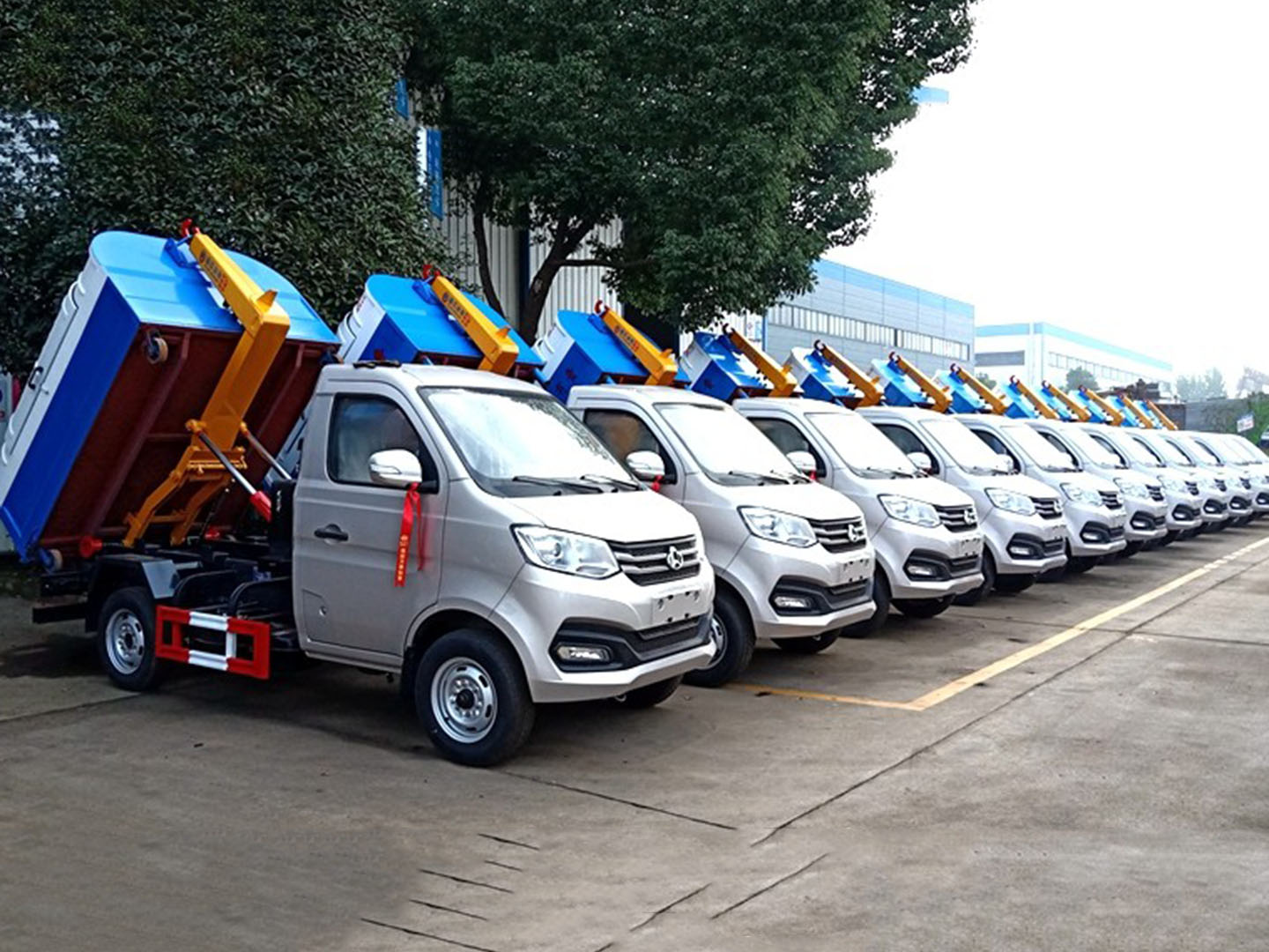 程力集團國六長安勾臂垃圾車批量發車