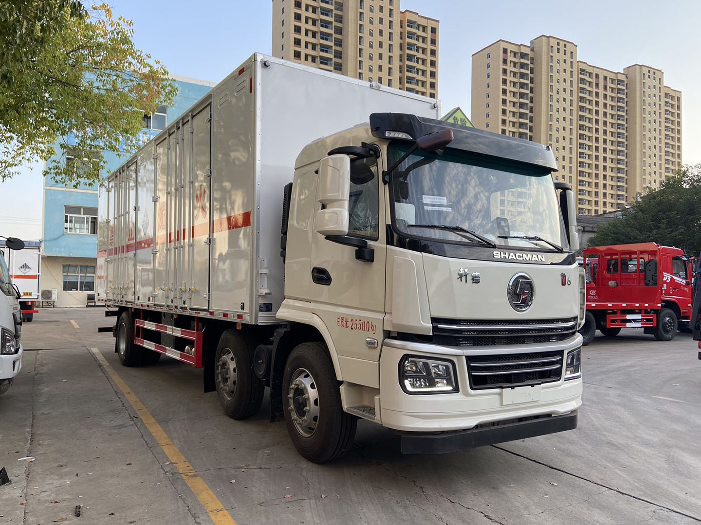 陜汽小三軸8類(lèi)腐蝕性物品廂式運(yùn)輸車(chē)