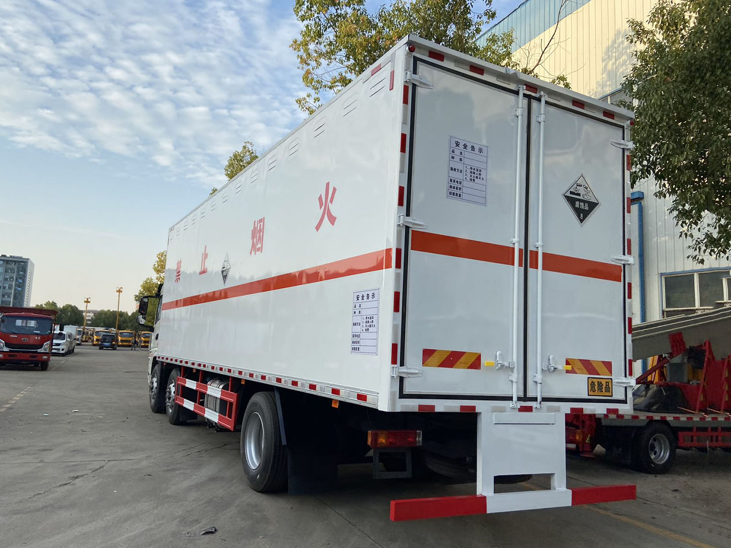 陜汽小三軸8類(lèi)腐蝕性物品廂式運(yùn)輸車(chē)