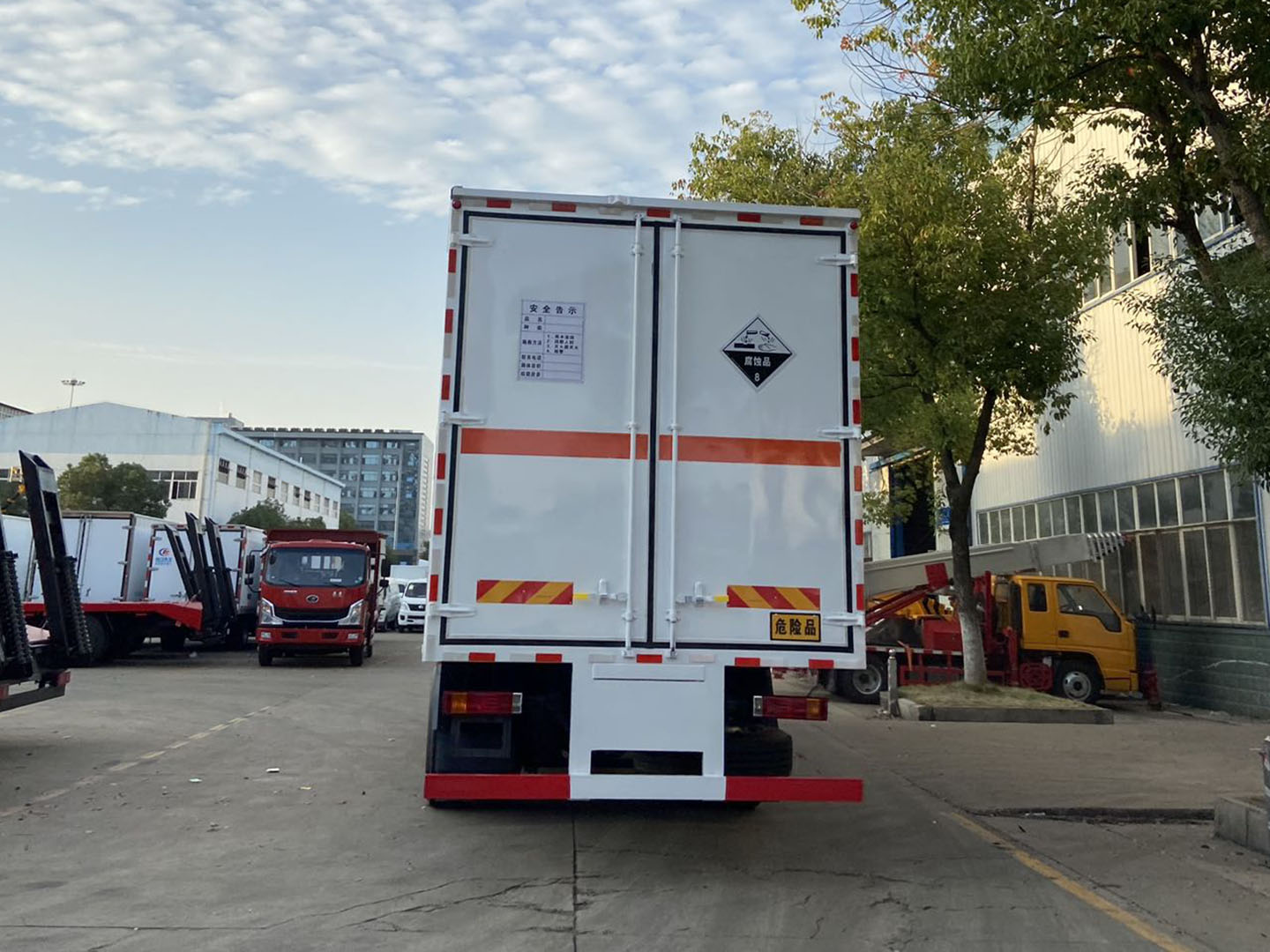 陜汽小三軸8類(lèi)腐蝕性物品廂式運(yùn)輸車(chē)