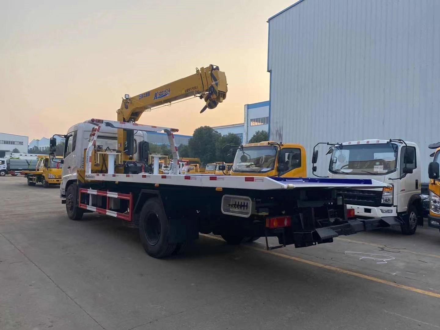 國六東風天錦一拖二帶吊清障車側面圖片