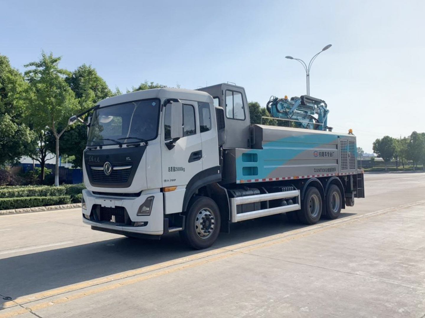 國(guó)六東風(fēng)天龍后雙橋墻面清洗車