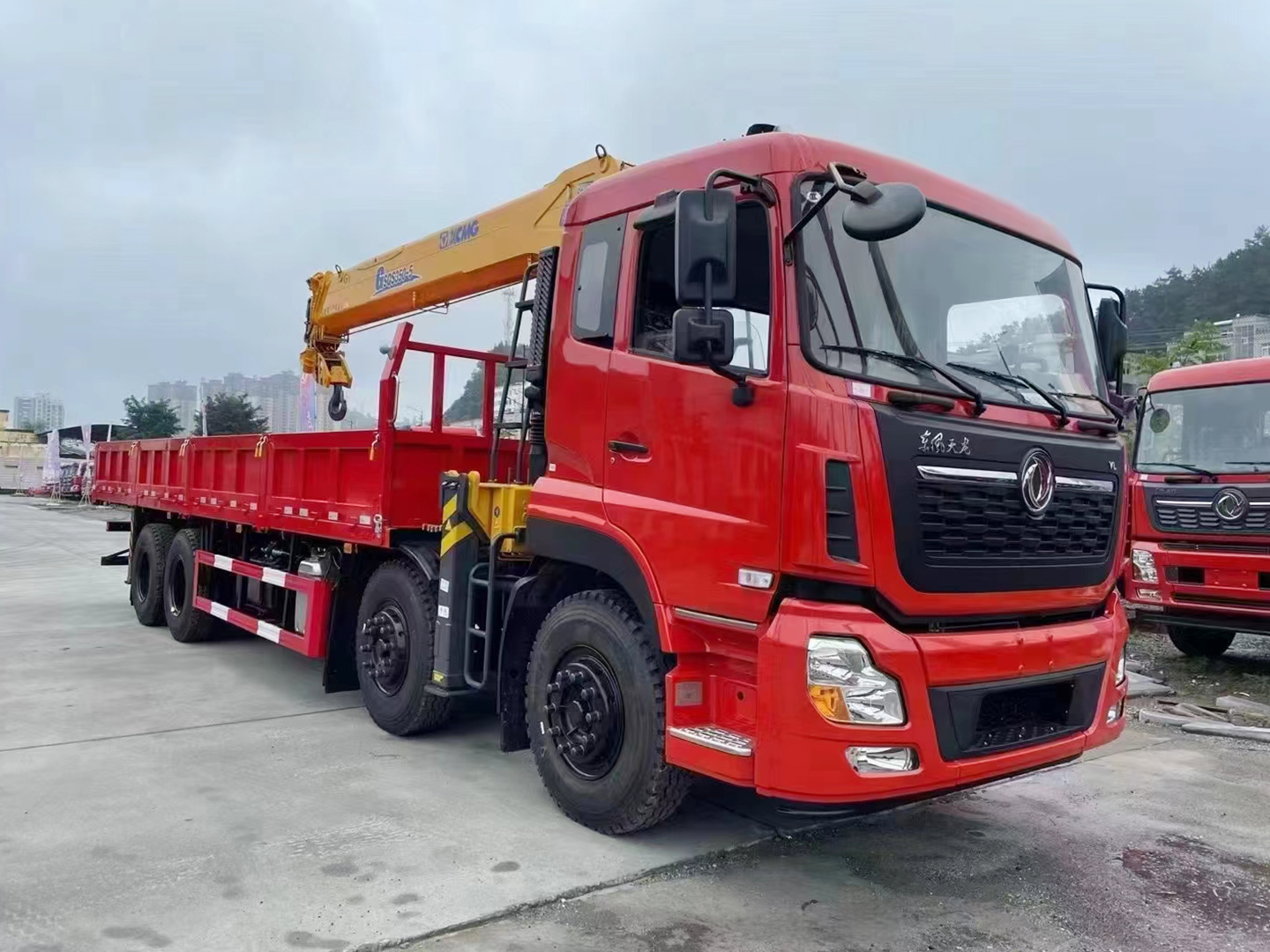 東風天龍前四后八隨車吊