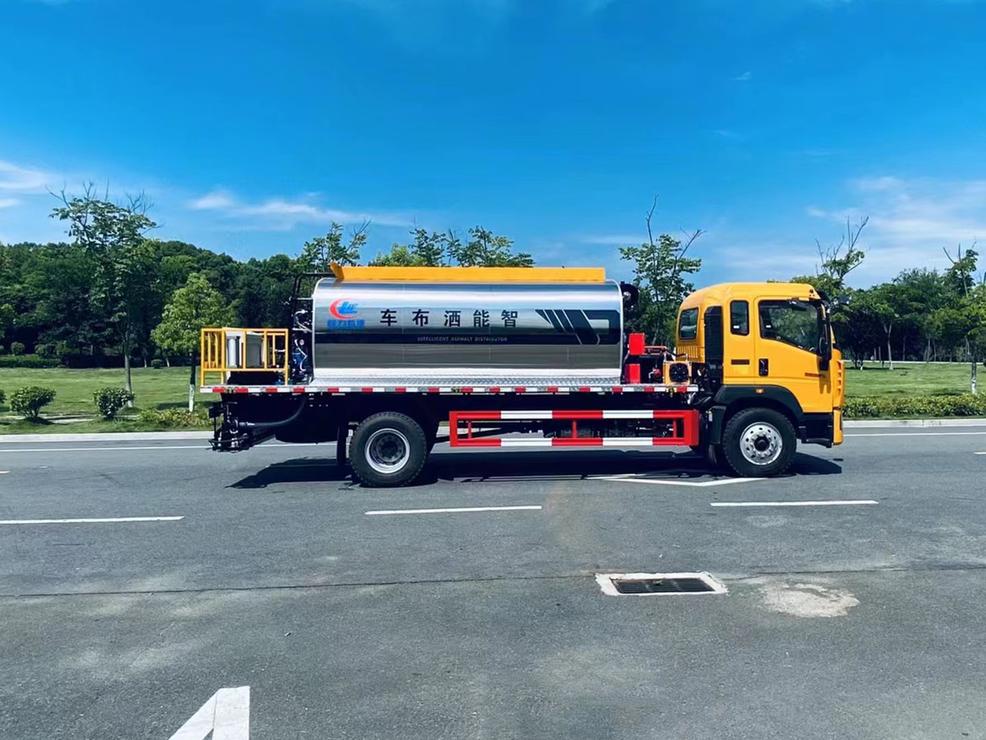 國(guó)六重汽13方智能型瀝青灑布車