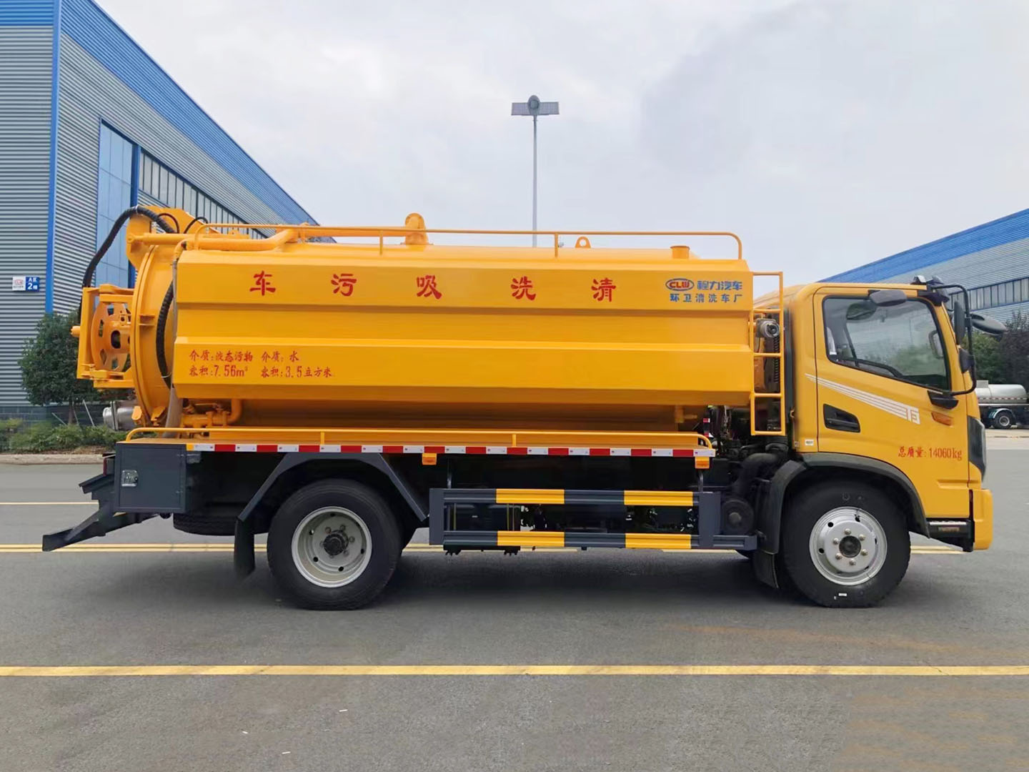 國(guó)六東風(fēng)華神清洗吸污車(chē)