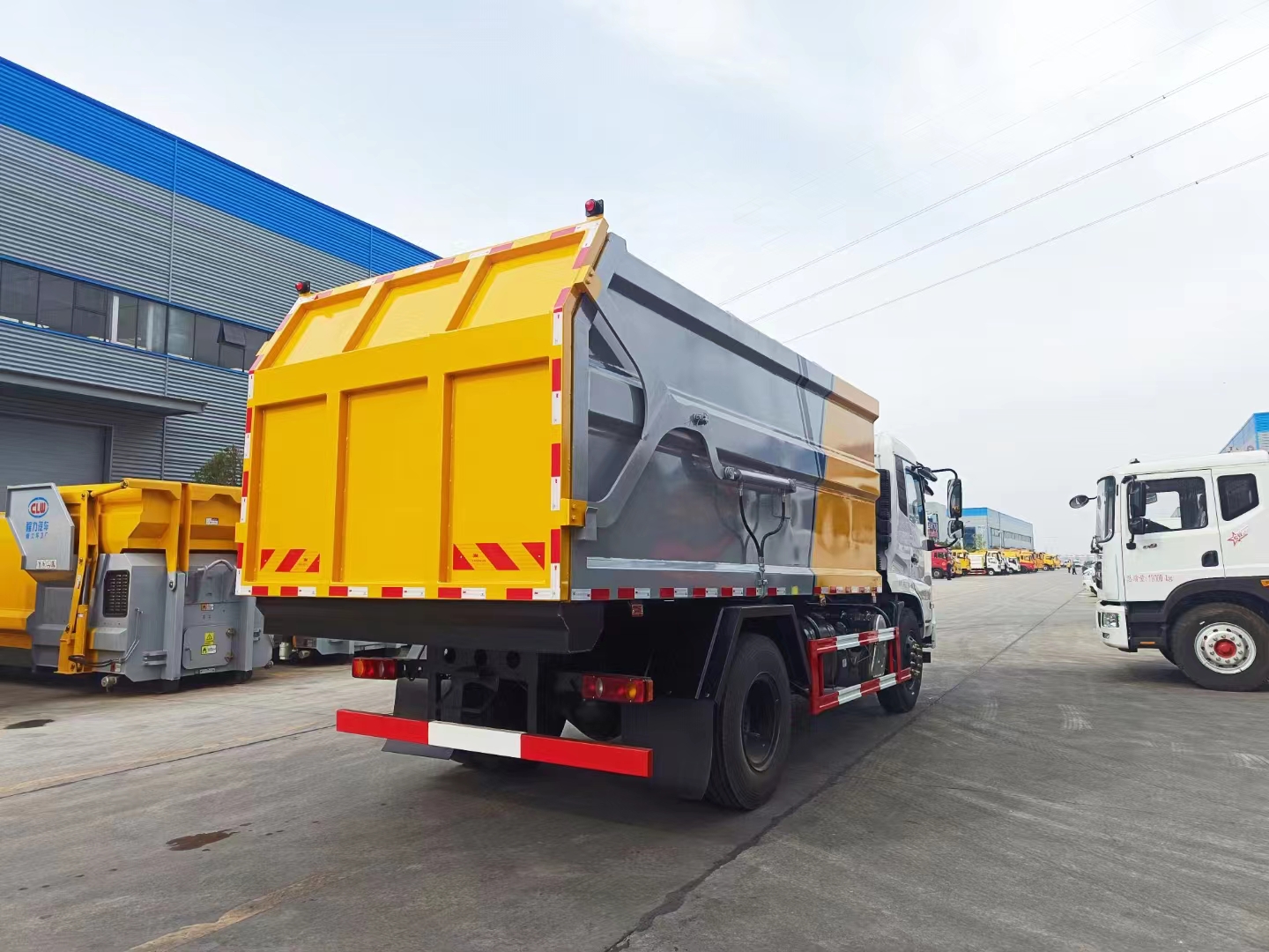 東風天錦對接式垃圾車側面圖片