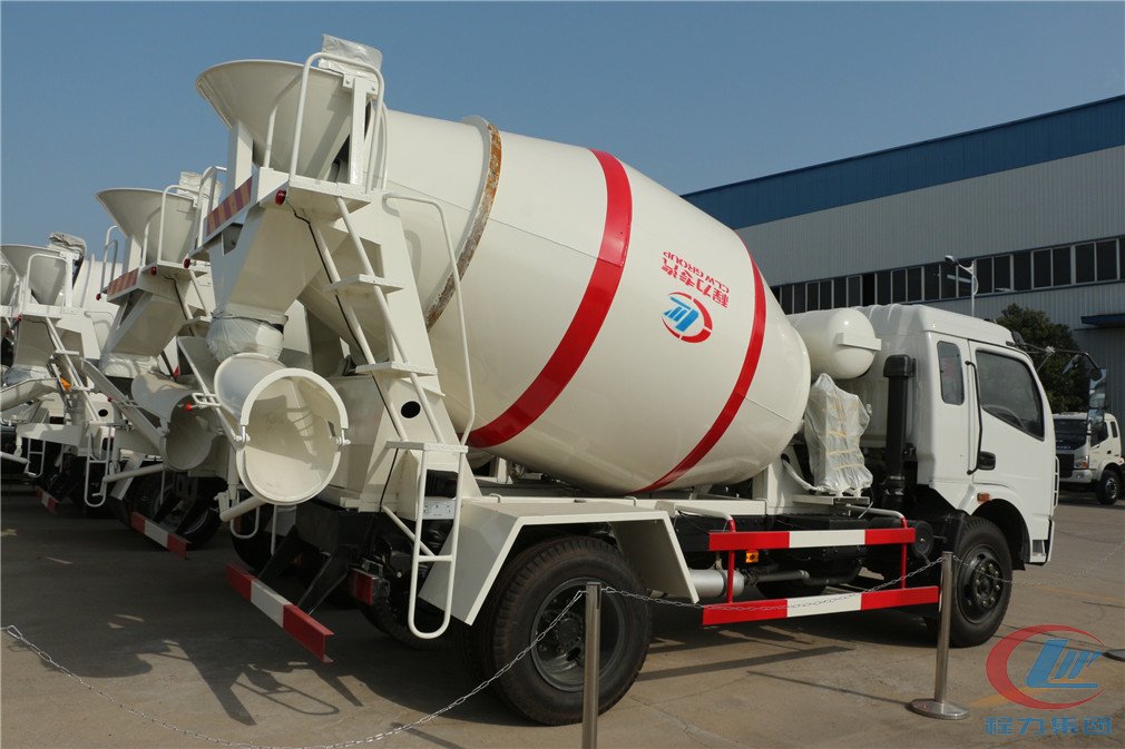 湖北程力東風多利卡攪拌車側面圖