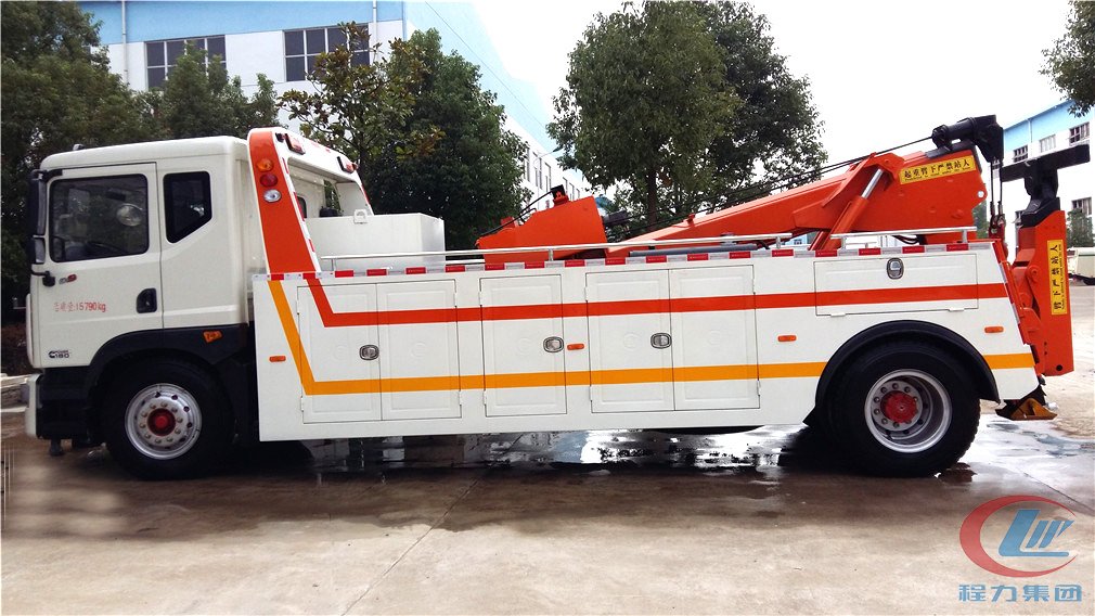 程力集團(tuán)東風(fēng)D9一拖一清障車(chē)側(cè)面圖