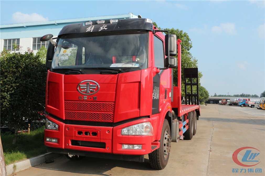 湖北程力解放后八輪平板運輸車正面圖