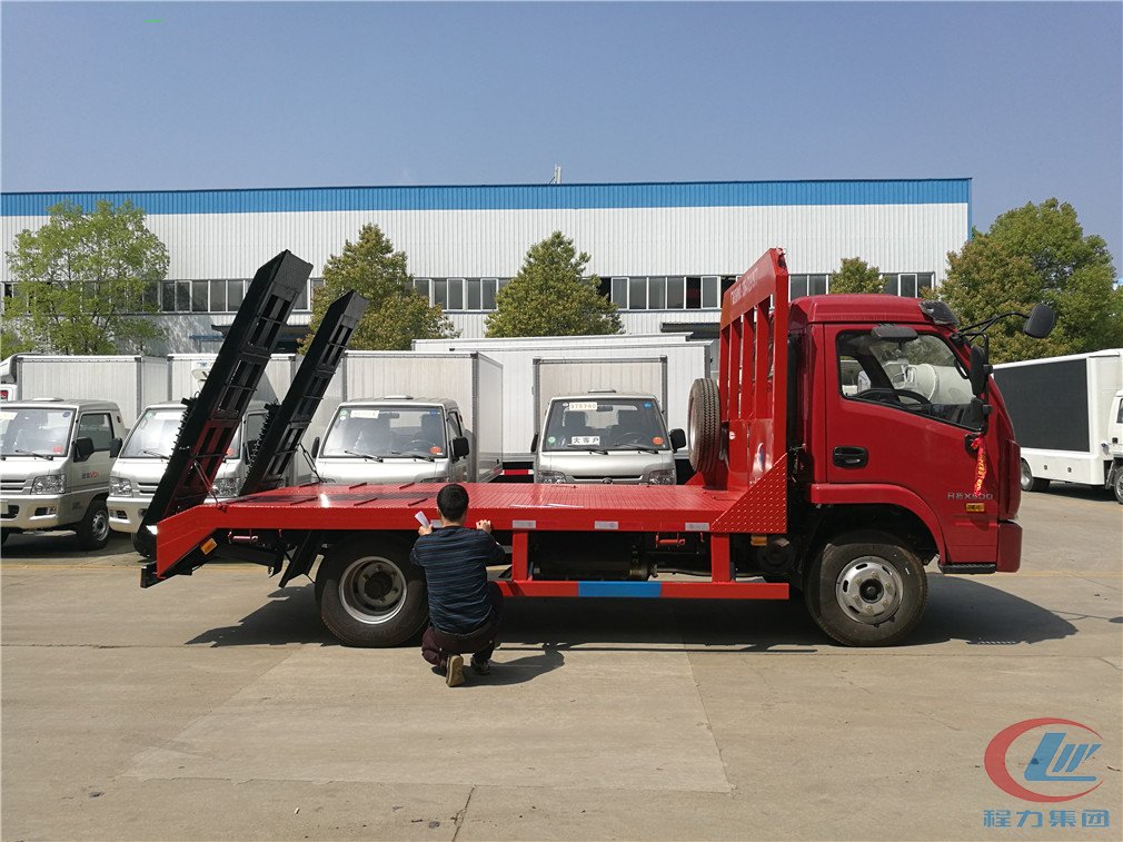 程力躍進(jìn)藍(lán)牌平板運(yùn)輸車(chē)側(cè)面圖