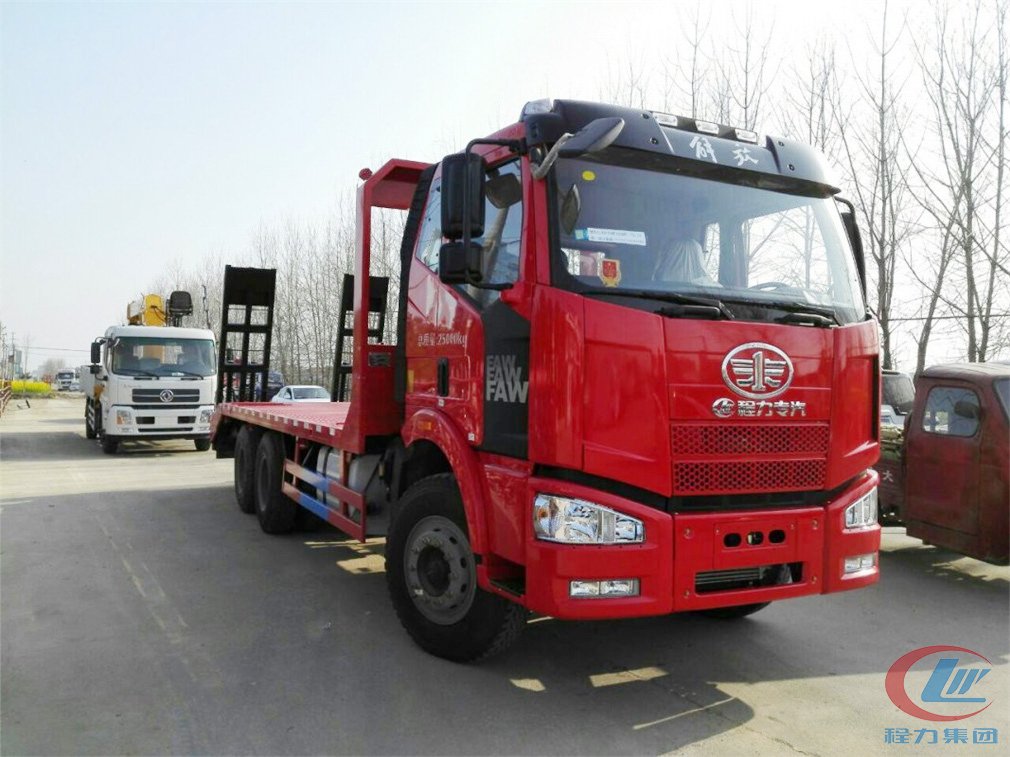 湖北程力解放小三軸平板運輸車側(cè)面圖