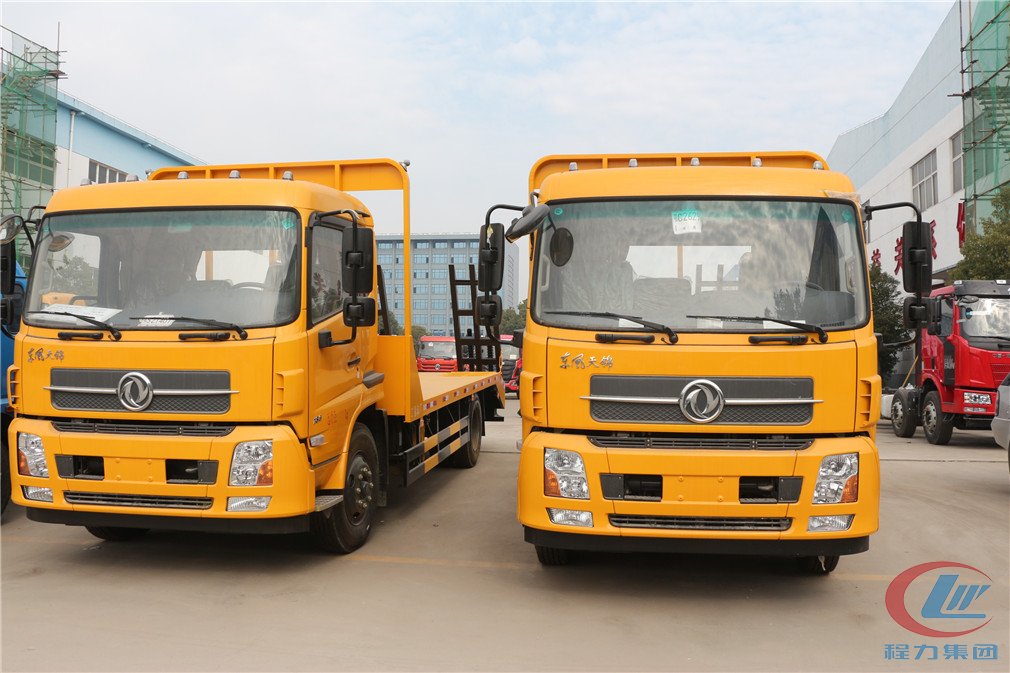 程力東風(fēng)天錦平板運輸車正面圖