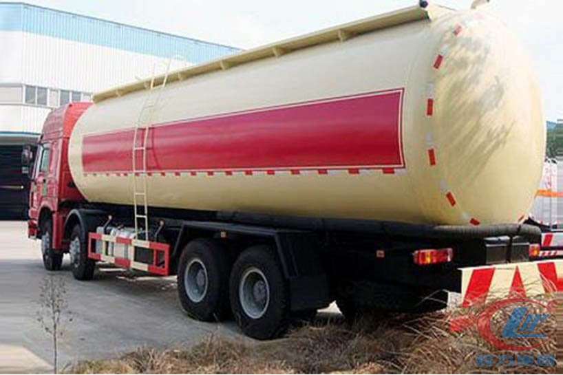 湖北程力重汽豪沃物料運輸車側面圖