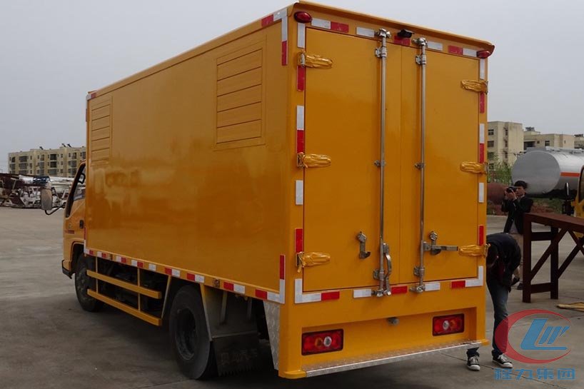 程力集團江鈴小型應急發電車側面圖