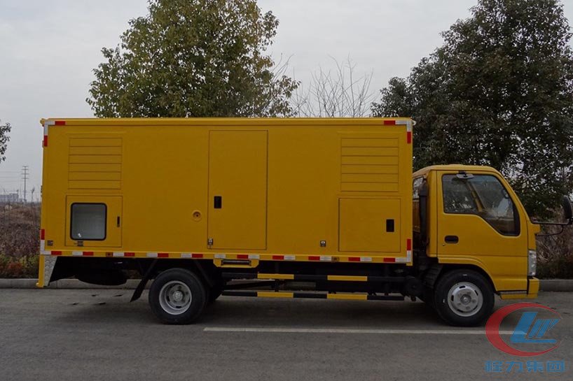 程力五十鈴小型應急發(fā)電車側(cè)面圖