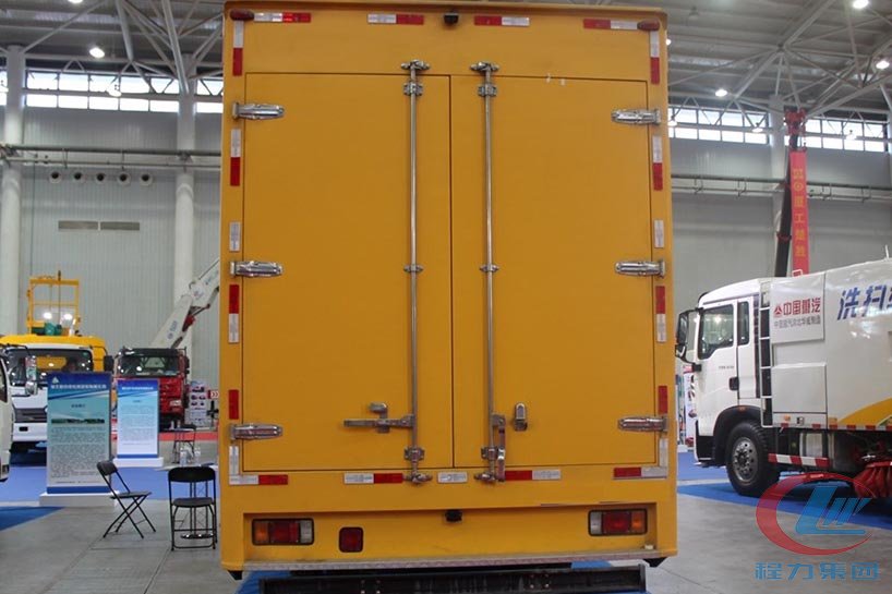 五十鈴700P應(yīng)急電源車背面圖