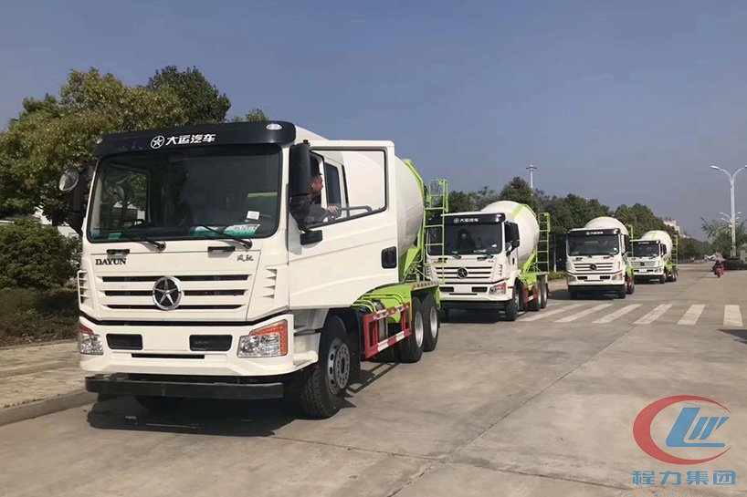 大運風(fēng)馳10方混凝土攪拌車高清圖
