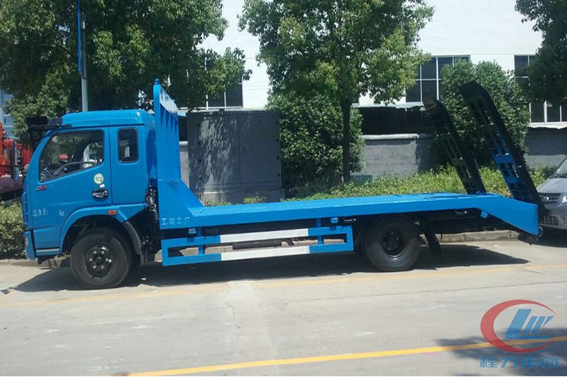 東風(fēng)多利卡平拖板車側(cè)面圖