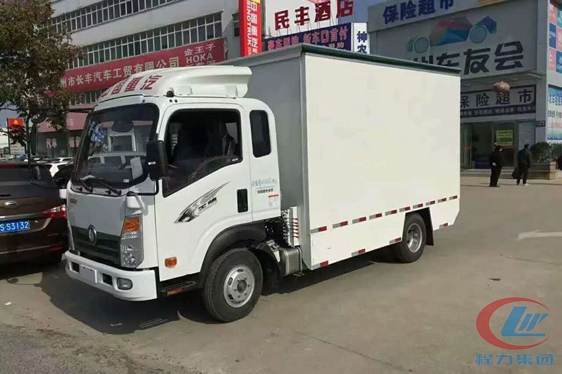 重汽王牌3.8米廂長舞臺(tái)車高清圖