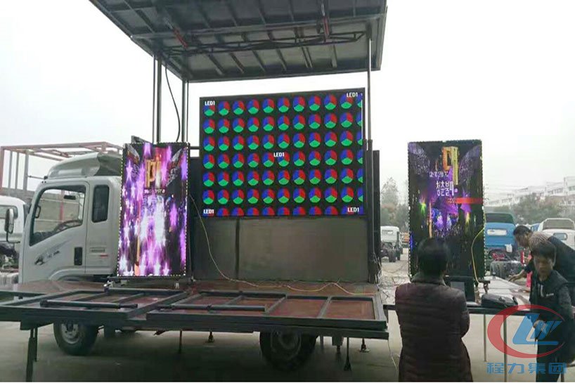 重汽王牌3.8米廂長舞臺(tái)車側(cè)面圖