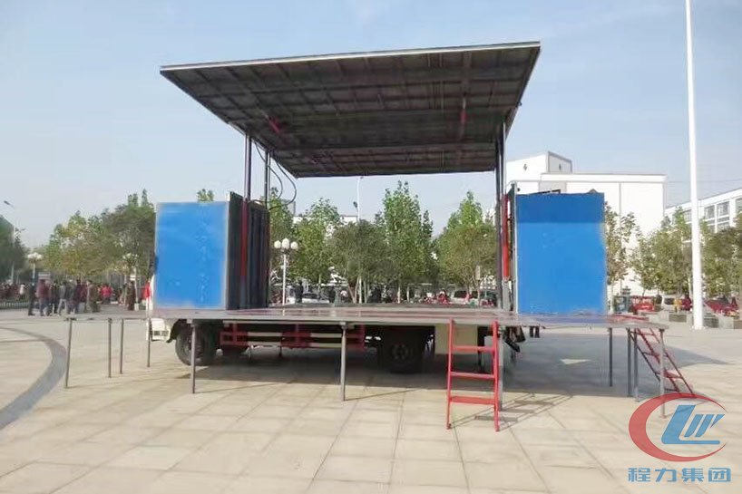 重汽王牌3.8米廂長舞臺(tái)車側(cè)面圖