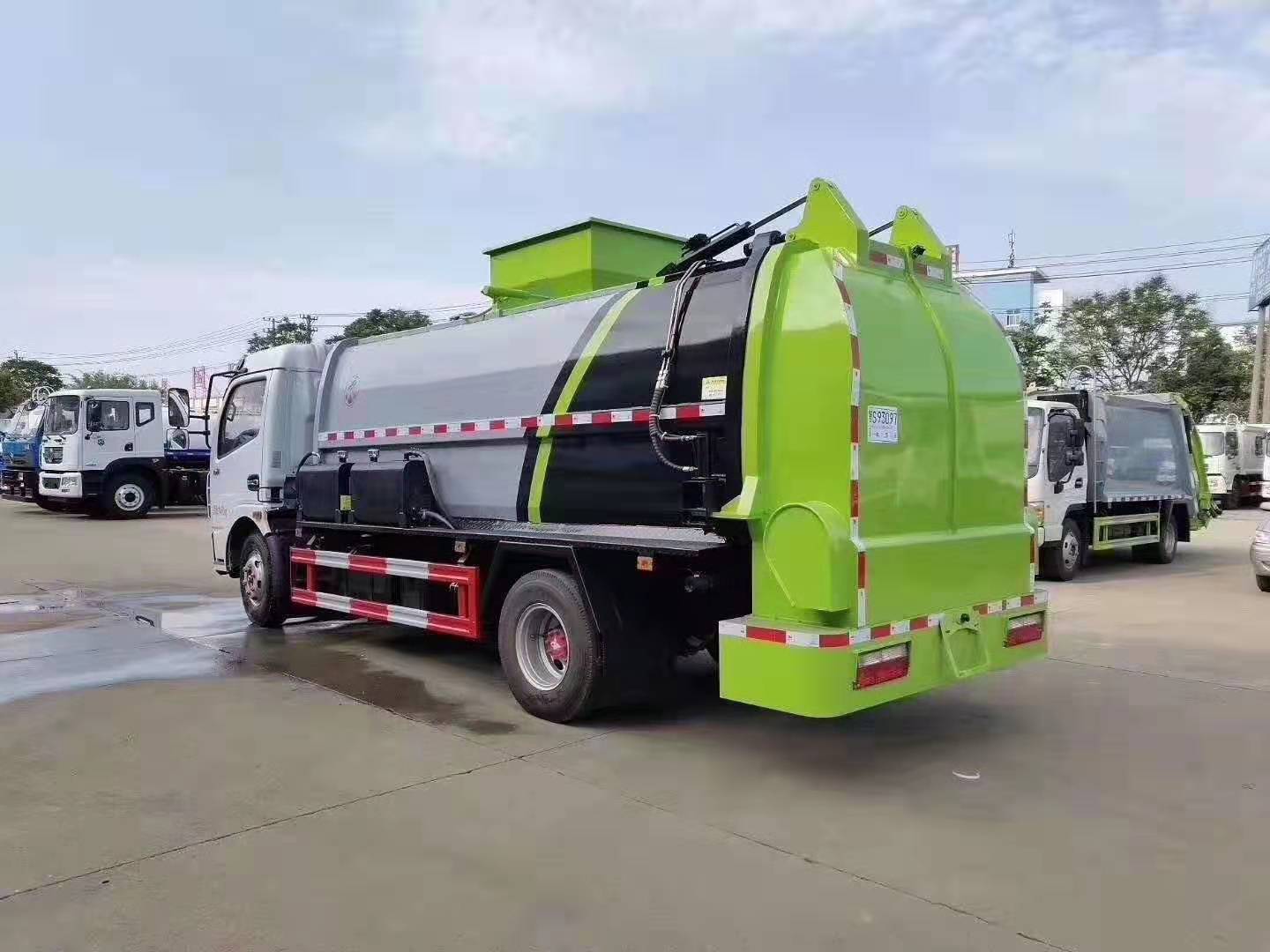 東風多利卡D7方形罐體餐廚垃圾車背面照