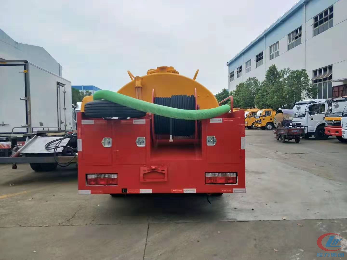 東風多利卡D6藍牌清洗吸糞車背面照