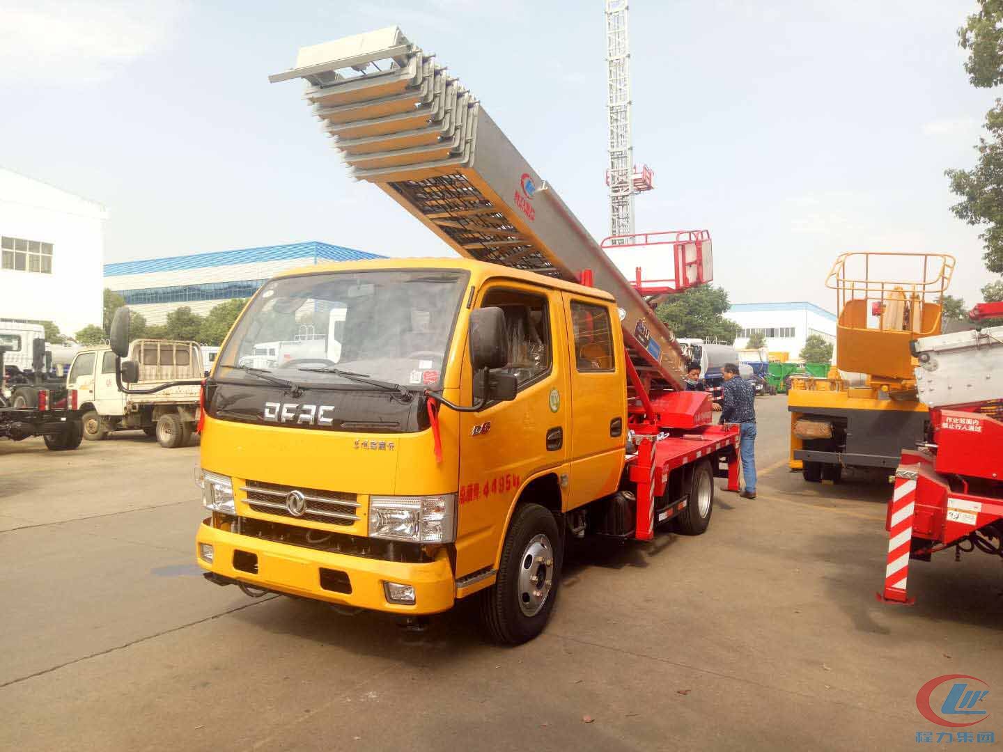 東風(fēng)多利卡國(guó)五云梯車側(cè)面圖