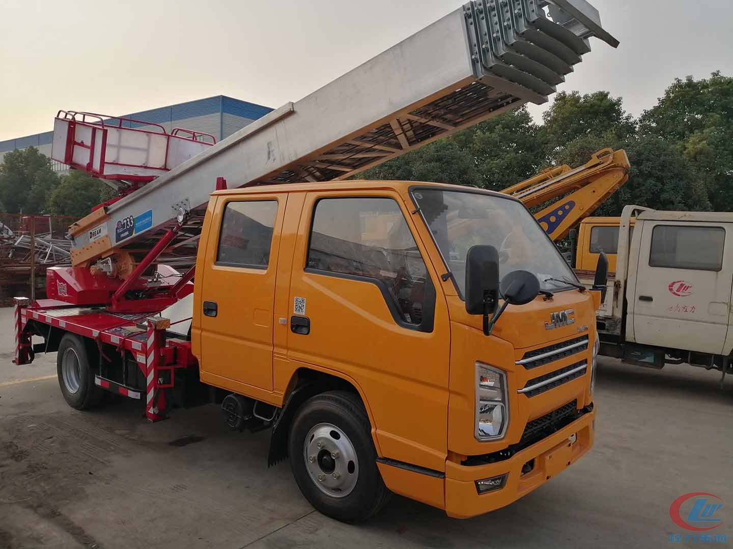 國六江鈴云梯搬家車側面圖