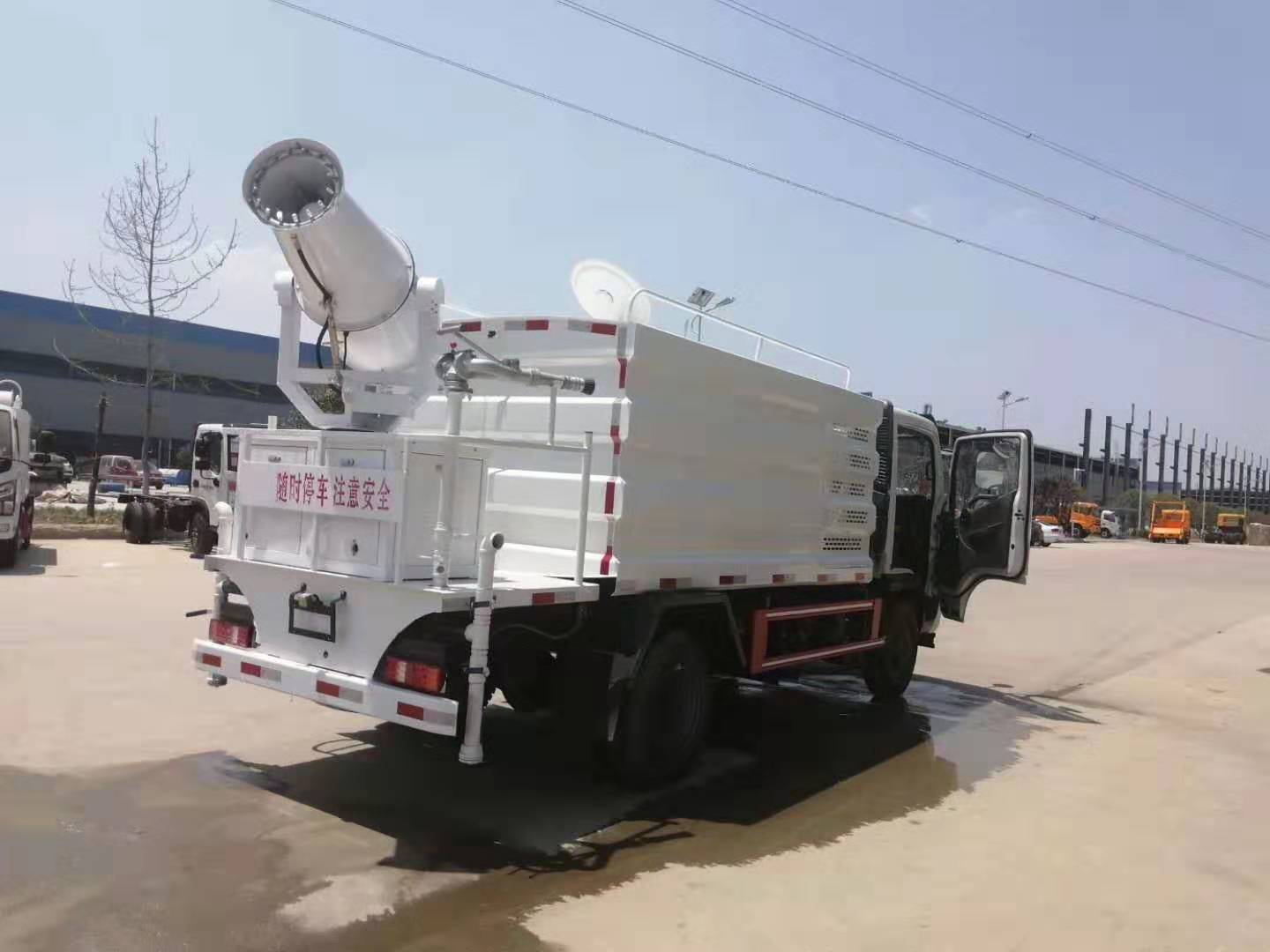 上藍(lán)牌的灑水車抑塵車